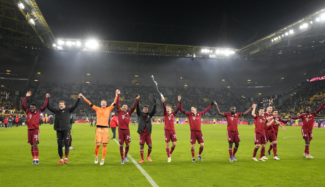 Berkat hasil ini, Bayern Munchen sukses menjauh dari Dortmund di tabel klasemen. Robert Lewandowski dan kolega kini menjadi pemuncak dengan 34 poin, unggul empat angka dari Dortmund. (AP/Martin Meissner)