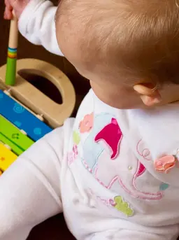 Instrumen musik untuk merangsang indra pendengaran anak. (unsplash.com/@ilumire)