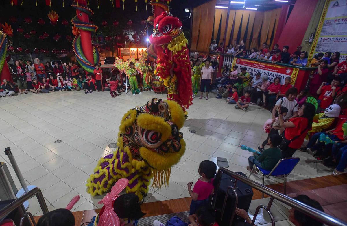 FOTO: Khidmat Sembahyang Malam Imlek di Wihara Kwan In Thang Tangerang Selatan