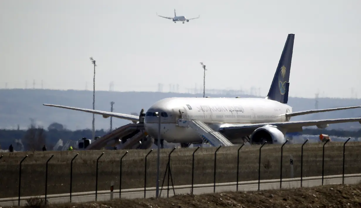 Pesawat Saudi Arabian Airlines penerbangan SVA 226 terisolasi di landasan bandara Barajas di Madrid, Spanyol, Kamis (4/2/2016). Pesawat tujuan Riyadh tersebut membatalkan penerbangan setelah menerima ancaman bom. (REUTERS/Sergio Perez)