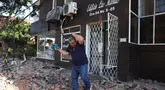 Seorang pria keluar dari gedung apartemen setelah gempa bumi melanda Cali, Kolombia, Senin, 10 Agustus 2026. (Foto AP/Santiago Saldarriaga)