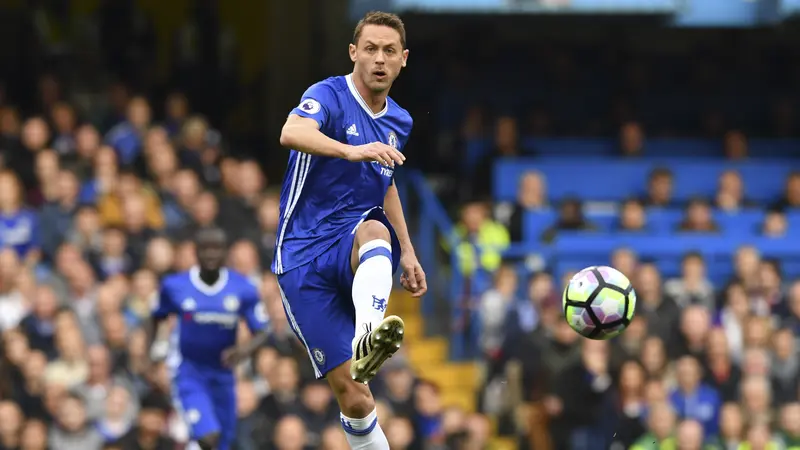 Pelatih Manchester United (MU) Jose Mourinho tertarik merekrut gelandang Chelsea Nemanja Matic. (AFP/Ben Stansall)