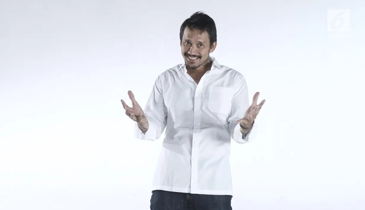 Ekspresi Tora Sudiro saat syuting video klip soundtrack 'Surat Kecil Untuk Tuhan' dengan judul lagu Suka Hati di kawasan Tanah Kusir, Jakarta, Senin (17/4/2017). (Liputan6.com/Herman Zakharia)
