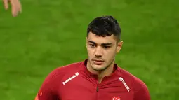 Bek Turki, Ozan Kabak melakukan pemanasan selama mengikuti sesi latihan di stadion Rheinenergie di Cologne, Jerman (6/10/2020). Timnas Turki akan menghadapi Jerman di laga uji coba di stadion Rheinenergie di Cologne, Jerman, Kamis (8/10/2020) dini hari WIB. (AFP/Ina Fassbender)