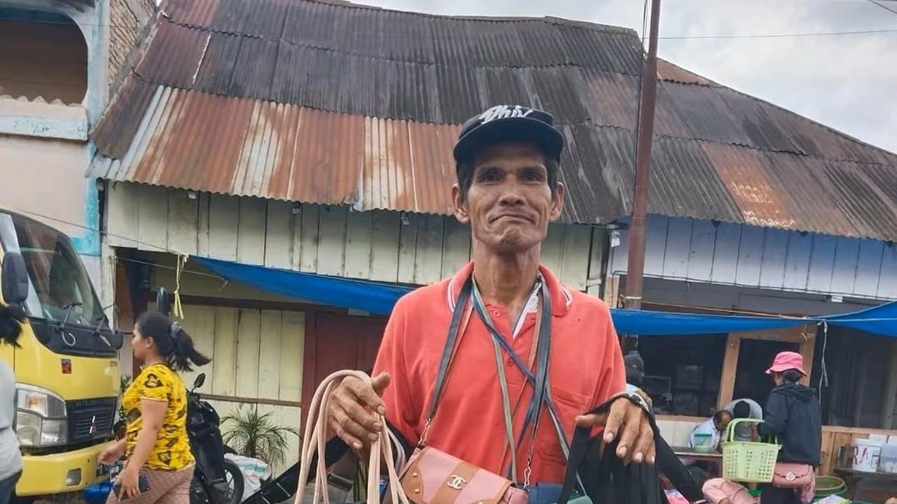Perjuangan Seorang Ayah Jualan Tas Keliling Demi Sekolahkan Putrinya Jadi Sarjana