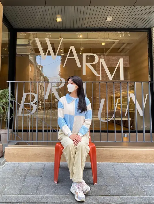 Slack pants jadi pilihan celana versatile yang bisa diajak ngantor dan nongkrong setelahnya [IG @amelia_tantono]