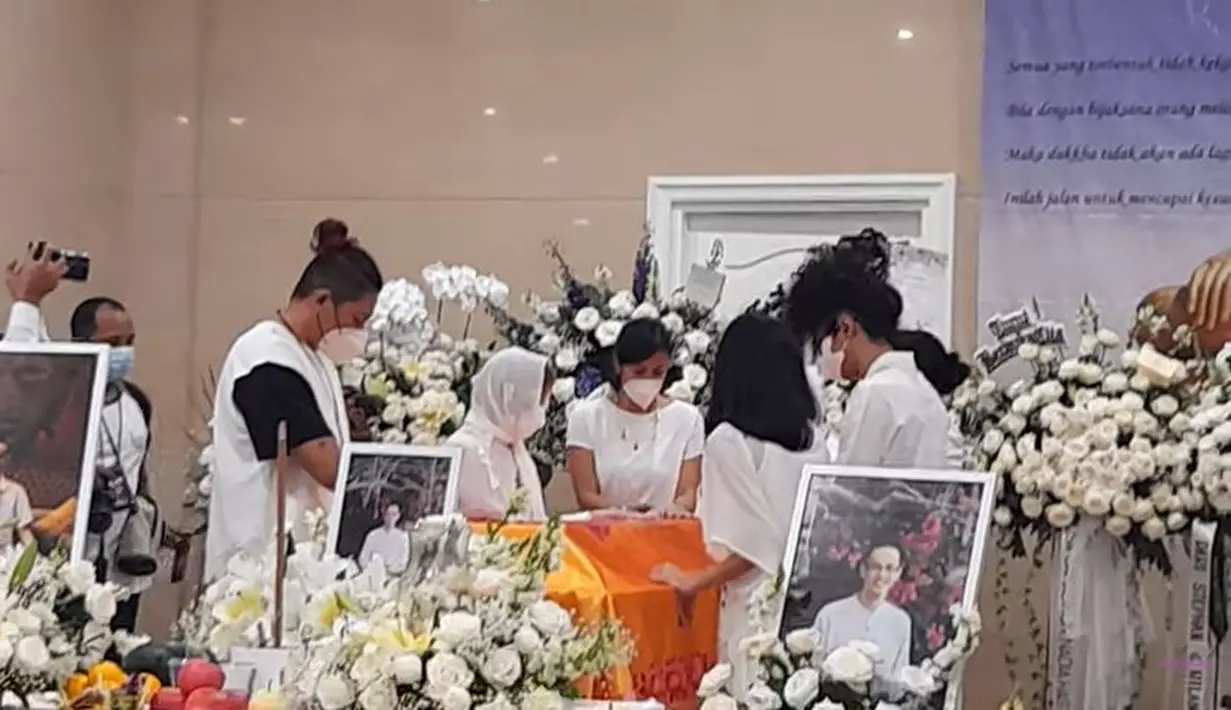 Usai ditutupi kain, Dewi Lestari, dan kedua anaknya, serta Sharena Delon, Ryan Delon, dan ibunya menundukkan kepala untuk berdoa. (Foto: YouTube)