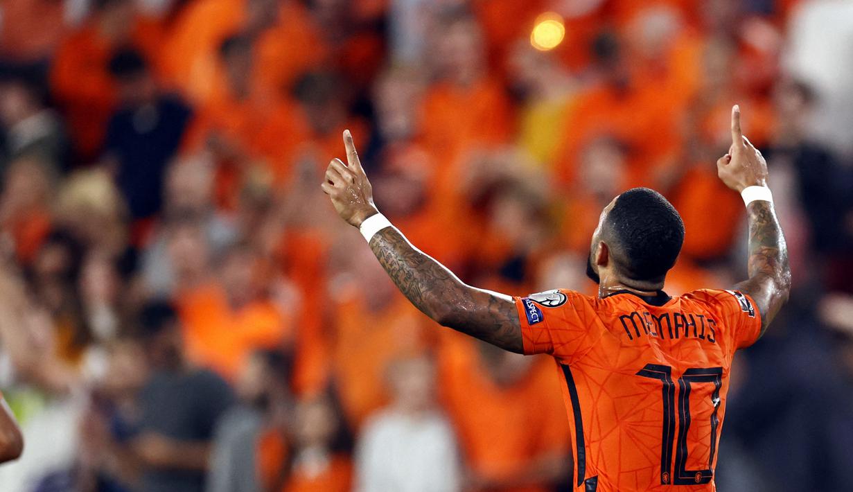 Penyerang timnas Belanda, Memphis Depay berselebrasi setelah mencetak gol pembuka timnya ke gawang Montenegro pada laga lanjutan kualifikasi Piala Dunia 2022 di Stadion Phillips, Minggu (5/8/2021) dini hari WIB. Belanda menggilas Montenegro empat gol tanpa balas. (MAURICE VAN STEEN/ANP/AFP)