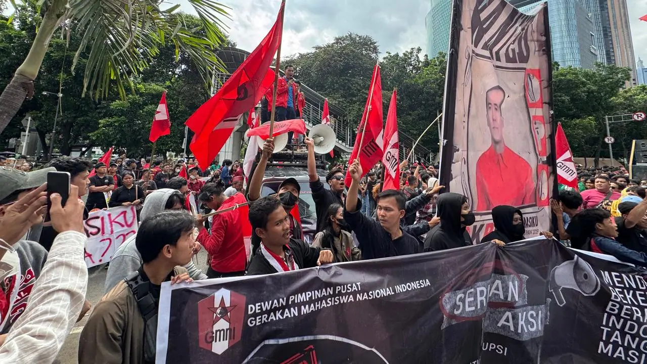 Gerakan Mahasiswa Nasional Indonesia (GMNI) menggelar aksi di depan kantor Komisi Pemberantasan Korupsi (KPK), Senin (16/12) (Istimewa)
