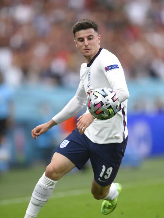 Gelandang Mason Mount mengontrol bola saat bertanding melawan Denmark pada semifinal Euro 2020 di Stadion Wembley, London, Kamis (8/7/2021). Inggris di laga final berhadapan dengan Italia. Duel berlangsung di Wembley, Senin (12/7/2021) dini hari WIB. (Laurence Griffiths/Pool Photo via AP)