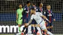 Pemain Strasbourg, Anthony Goncalves, merayakan gol yang dicetak ke gawang Paris Saint-Germain pada laga liga Prancis di Stadion Parc des Princes, Paris, Minggu (7/4). Kedua tim bermain imbang 2-2. (AP/Francois Mori)