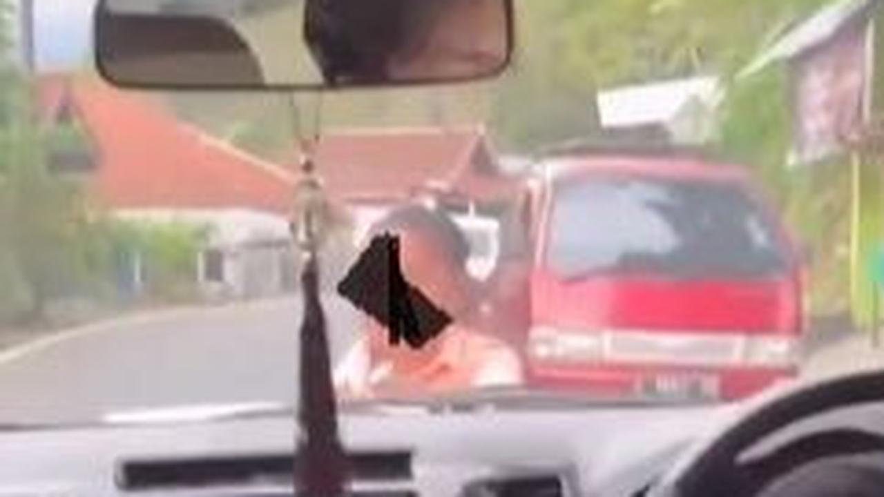 Viral Nenek di Garut Nekat Adang Mobil Melintas Sambil Bawa Batu Bikin Pengendara Ketakutan, Ini kata Polisi