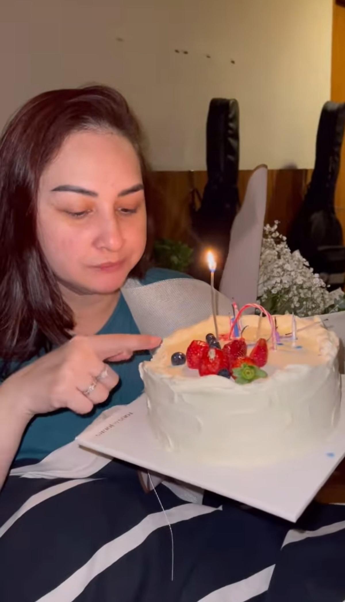 Mona Segera Mencoba Kue Ulang Tahun