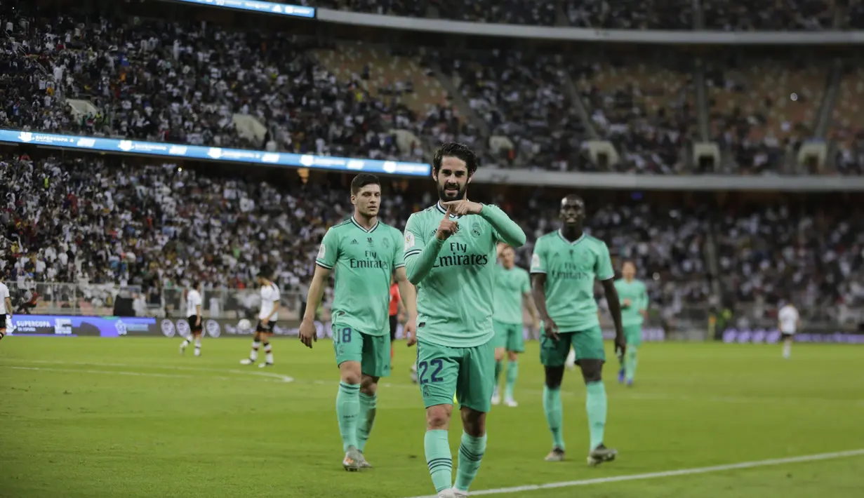 Gelandang Real Madrid, Isco (tengah) berselebrasi usai mencetak gol ke gawang Valencia pada pertandingan semifinal Piala Super Spanyol di stadion King Abdullah di Jiddah, Arab Saudi, Rabu, (8/1/2020). Madrid menang 3-1 atas Valencia. (AP Photo/Hassan Ammar)