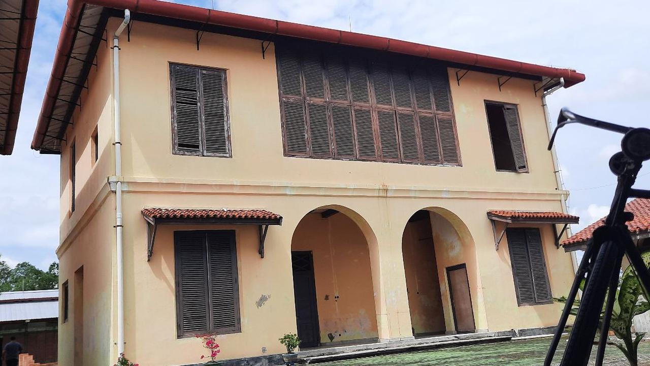 Kompleks bangunan yang telah selesai dipugar Kementerian Pekerjaan Umum tersebut berlokasi di pinggir sungai Siak.