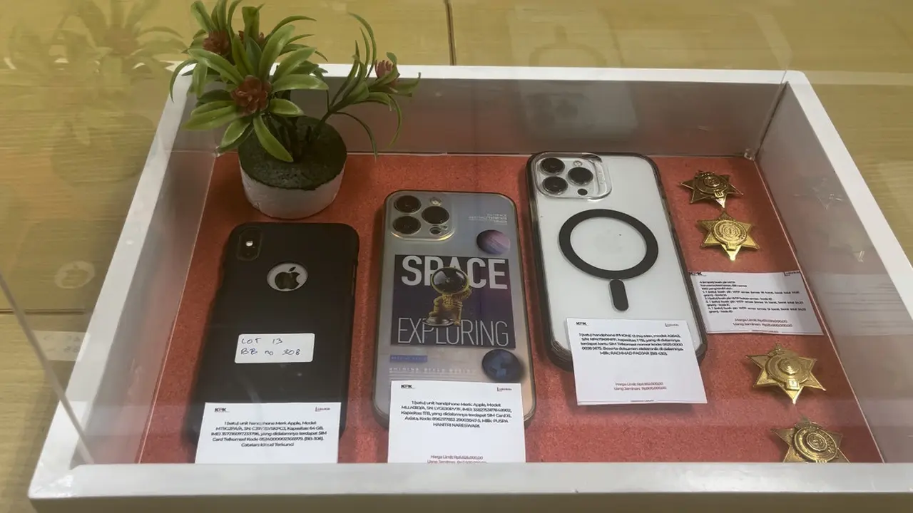 Sejumlah gadget merek Iphone dengan sejumlah tipe dilelang KPK dari hasil rampasan kasus korupsi. (Liputan6/M Radityo Priyasmoro)