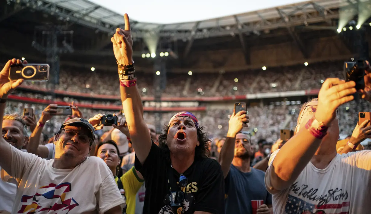 <p>Para penonton bernyanyi menyanyikan lagu grup band The Rolling Stones selama konser bagian dari tur Eropa "Sixty" di stadion Groupama, di luar Lyon, Prancis tengah, Selasa (19/7/2022). (AP Photo/Laurent Cipriani)</p>