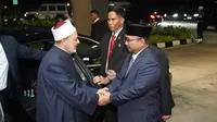 Menteri Agama Republik Indonesia Yaqut Cholil Qoumas menyambut kedatangan Grand Syekh Al Azhar, Imam Akbar Ahmed Al Tayeb di Bandara Soekarno Hatta, Cengkareng, Tangerang. (Foto: Tim Humas Kemenag)