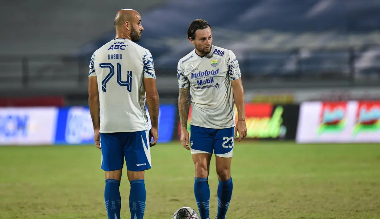 Namun, Persib Bandung lebih memiliki banyak peluang dibandingkan Persik Kediri. Beberapa kali Marc Klok dan Mohammed Rashid memiliki peluang mencetak gol. (Persib.co.id)