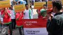 Sejumlah Suporter Bola Antikorupsi melakukan aksi di depan gedung KPK, Jakarta, Jumat (19/6/2015). Dalam aksinya suporter meminta KPK agar membongkar kasus mafia PSSI yang bergulir saat ini. (Liputan6.com/Helmi Afandi)
