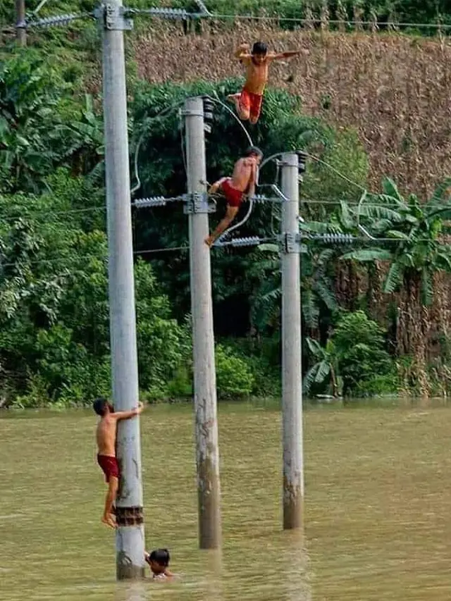 7 Potret Tiang Listrik Ini Ganggu Pemandangan, Ada yang di Tengah Jalan