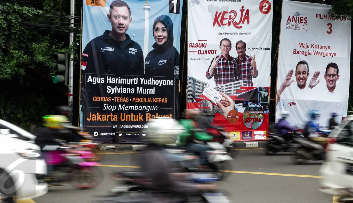 Kendaraan melintas dekat alat peraga kampaye Pilkada DKI 2017 yang berisi nama Cagub-Cawagub di Tugu Tani, Jakarta, Minggu  (20/11). KPUD DKI Jakarta mulai memasang baliho berukuran 4 m x 6 m di sejumlah titik di ibu kota. (Liptan6.com/Faizal Fanani)