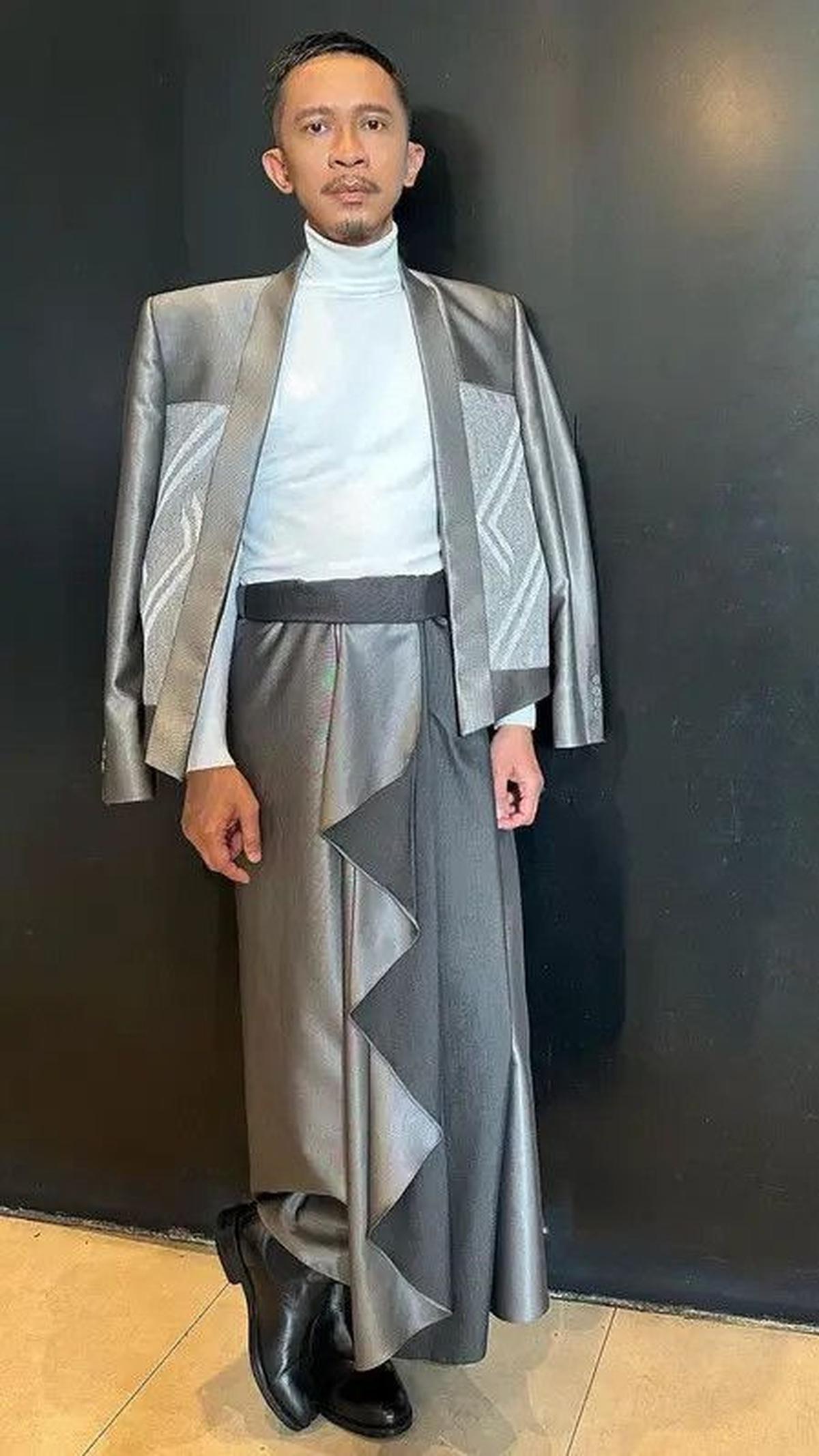 Penampilan edgy lainnya.