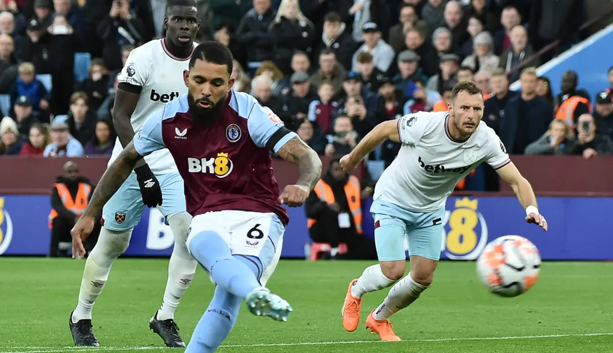 The Villans kemudian mendapatkan hadiah penalti setelah Ezri Konsa dilanggar Edson Alvarez di kotak penalti. Luiz yang maju sebagai eksekutor bisa menjalankan tugas dengan baik untuk mengubah skor jadi 2-0 pada menit ke-51. (AP Photo/Rui Viera)