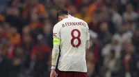 Pemain Manchester United, Bruno Fernandes, tertunduk lesu setelah ditahan imbang Galatasaray pada laga grup A Liga Champions di Stadion Rams Park, Kamis (30/11/2023). (AP Photo)