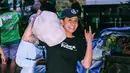 Awkarin pun mengunggah berbagai momen yang terjadi saat dirinya terjun langsung membantu korban gempa bumi Cianjur. Pemilik nama lengkap Karin Novilda ini bahkan membawa sendiri kantong plastik berisi banyak nasi bungkus menuju tenda-tenda darurat di mana para pengungsi tidur selama 5 hari terakhir. (Liputan6.com/IG/@narinkovilda)
