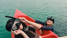 Liburan bareng, Aisyah Aqilah dan Callista Arum memilih untuk mengunjungi Pulau Seribu. Dalam liburannya di pulau, salah satu hiburannya adalah bermain air dan naik kapal. Keduanya pun abadikan momen saat akan menikmati snorkling.  (Liputan6.com/IG/@aisyahaqilahh)