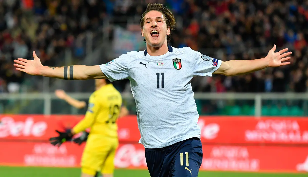 Gelandang timnas Italia, Nicolo Zaniolo merayakan gol kedua untuk timnya yang dicetak ke gawang Armenia pada laga penyisihan Grup J Kualifikasi Piala Eropa 2020 di Stadion Renzo Barbera, Palermo, Senin (18/11/2019). Timnas Italia berpesta gol dengan skor telak 9-1. (ANSA via AP)