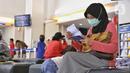 Nasabah menunggu untuk melakukan transaksi perbankan di KCU Bank Mandiri Bintaro, Tangerang Selatan, Banten, Jumat (26/2/2021). Lembaga Penjamin Simpanan (LPS) menjamin simpanan nasabah di bank hingga Rp 2 miliar per nasabah per bank dengan syarat 3 T. (Liputan6.com/Angga Yuniar)