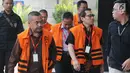 Sejumlah tersangka dari berbagai kasus berjalan saat tiba untuk menjalani pemeriksaan lanjutan oleh penyidik di gedung KPK, Jakarta, Rabu (17/7). Mereka terjerat kasus korupsi. (Merdeka.com/Dwi Narwoko)