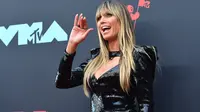 Heidi Klum saat hadir  di MTV Video Music Awards 2019. (JOHANNES EISELE / AFP)
