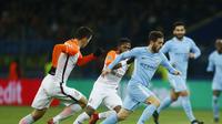 Gelandang Manchester City, Bernardo Silva, berusaha melewati pemain Shakhtar Donetsk, pada ajang Liga Champions, di Metalist Stadium, Kamis (7/12/2017) dini hari WIB. (AP/Efrem Lukatsky).