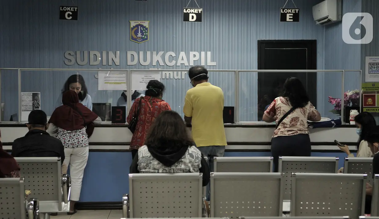 Suasana pelayanan di Kantor Suku Dinas Dukcapil Jakarta Timur, Senin (15/6/2020). Layanan tatap muka Dukcapil Jakarta Timur yang kembali dibuka sejak Jumat (12/6) lalu disambut antusias warga yang ingin mengurus dokumen administrasi kependudukan. (merdeka.com/ Iqbal S Nugroho)