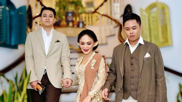 6 Potret Kompak Yuni Shara dan Kedua Putranya di Acara Nikahan Atta-Aurel