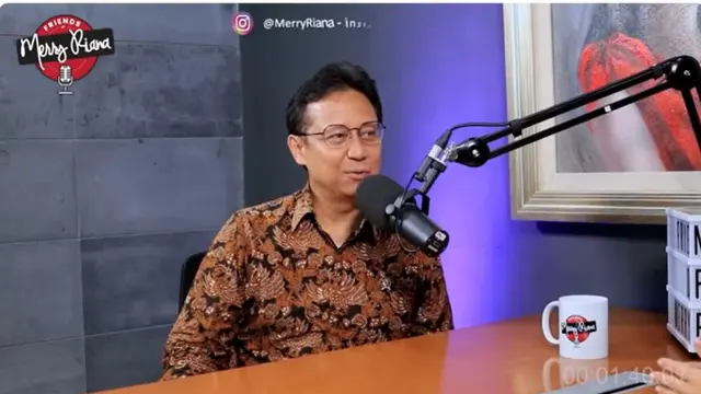 Menkes Budi Gunadi Sadikin Ungkap Cara Mendidik Ketiga Anaknya, Dibiasakan Naik Kendaraan Umum Termasuk Angkot.  foto: Youtube Merry Riana