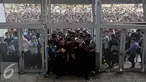 Ribuan calon pencari kerja antri untuk memasuki arena Job Fair 2015 di Stadion GBK, Jakarta, Selasa (11/8/2015). Indonesia Spectacular Job Fair 2015 kembali digelar dengan menghadirkan 220 perusahaan Nasional & Multinasional. (Liputan6.com/Johan Tallo)