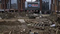 Puing-puing banjir tertinggal di dekat gedung perkantoran komersial setelah banjir dari sungai yang meluap di distrik Mentougou di pinggiran Beijing pada Senin, 7 Agustus 2023. (AP Photo/Andy Wong)