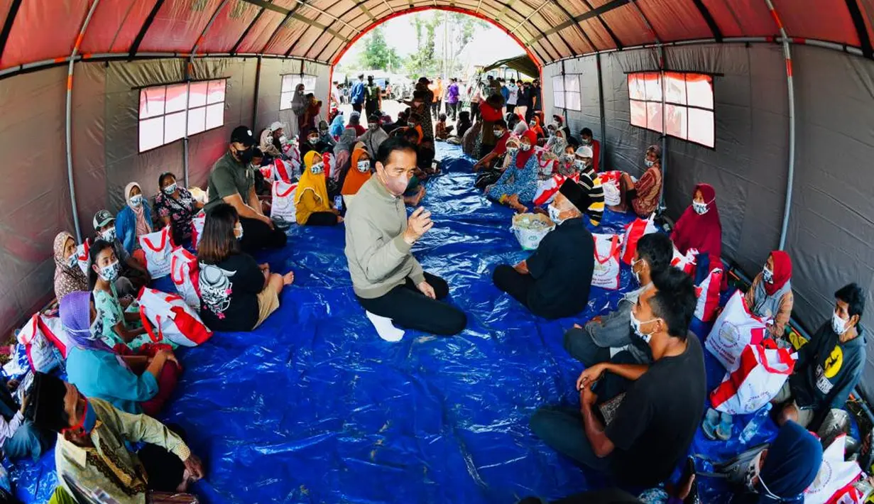 Presiden Joko Widodo tiba di Lapangan Desa Sumberwuluh, Kabupaten Lumajang pukul 10.21 WIB, Selasa, 7 Desember 2021. Jokowi menyerahkan santunan kepada ahli waris korban meninggal akibat erupsi Gunung Semeru.(Foto: Laily Rachev - Biro Pers Sekretariat Presiden)