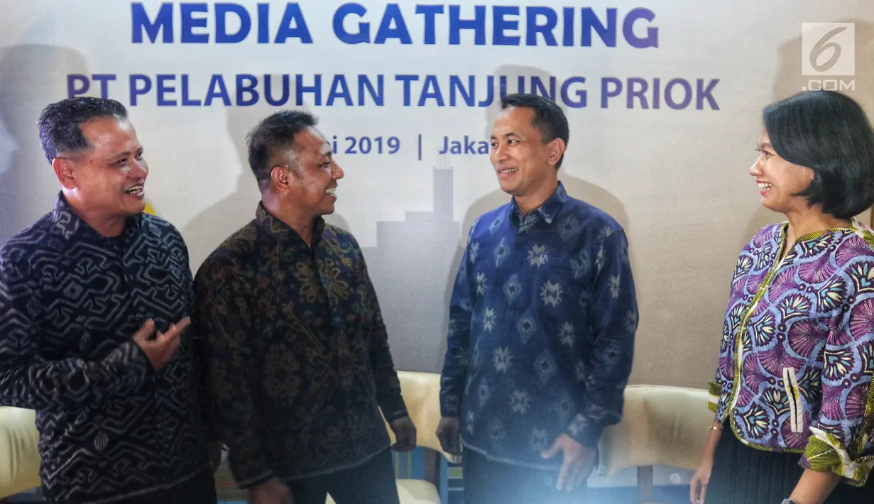 Dirut PT Pelabuhan Tanjung Priok atau PTP Multipurpose Imanuddin (dua kiri) didampingi Direktur Operasi Andi Isnovandiono, Direktur Komersial dan Pengembangan Bisnis Ari Hendryanto serta Sekretaris PTP Dewi Fitriani sebelum memberi keterangan pers, Jakarta, Jumat (3/5/2019).(Liputan6.com/JohanTallo)