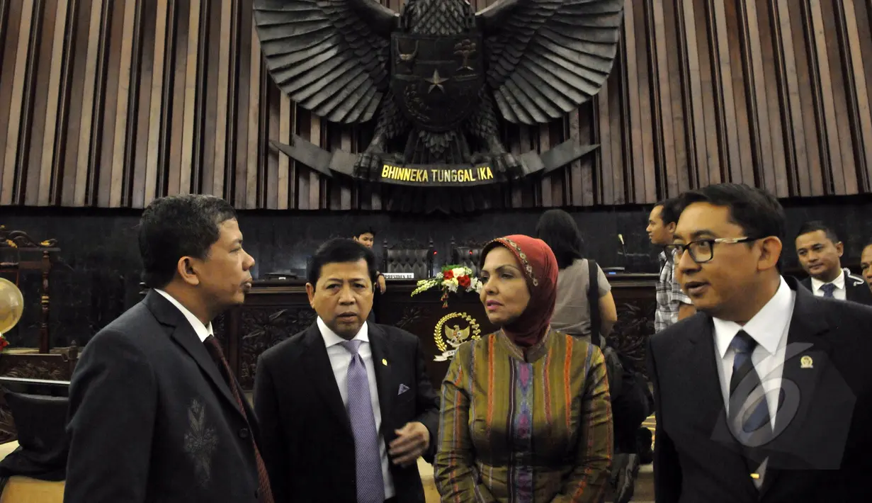 Para pimpinan DPR meninjau persiapan Konferensi Parlemen Asia Afrika di gedung DPR, Senayan, Jakarta, Rabu (22/4/2015). Konferensi Parlemen Asia Afrika yang akan dihadiri 33 negara itu digelar pada Kamis (23/4/2015). (Liputan6.com/Andrian M Tunay)