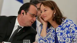 Presiden Perancis Francois Hollande (kiri) berbincang dengan Menteri Ekologi, Pembangunan Berkelanjutan dan energi Perancis, Segolene Royal selama Konferensi Perubahan Iklim Dunia 2015 ( COP21 ) di Le Bourget, Perancis, (1/12). (REUTERS/Philippe Wojazer)