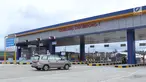 Kendaraan melintas masuk gerbang tol Cigombong I di Cigombong, Kab Bogor, Jawa Barat, usai diresmikan, Sabtu (1/12). Ruas panjang tol Ciawi-Sukabumi Seksi I Ciawi-Cigombongsejauh 15,3 kilometer. (Liputan6.com/Helmi Fithriansyah)
