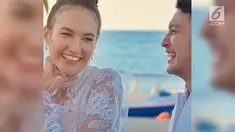 Uniknya, Nadine Chandrawinata tak memakai gaun baru untuk hari bahagianya tersebut. Ia justru bangga memakai gaun pengantin milik ibunya yang sudah berusia 37 tahun.