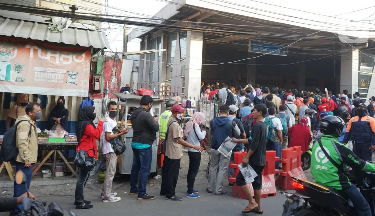 Calon penumpang antre masuk ke dalam Stasiun Citayam, Depok, Jawa Barat, Senin (8/6/2020). Memasuki fase PSBB proporsional menuju new normal Kota Depok, stasiun ramai dipadati penumpang yang kini mulai beraktivitas kembali. (Liputan6.com/Immanuel Antonius)