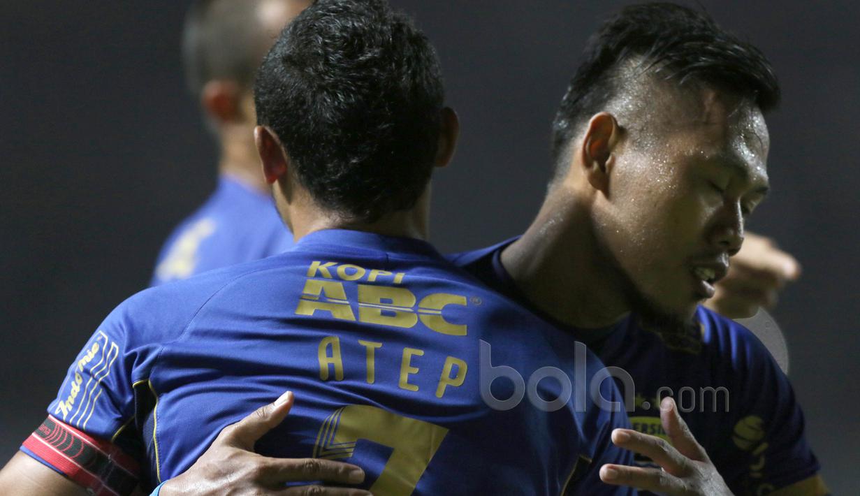 Pemain Persib Bandung, Atep dan Toni Sucipto merayakan gol kedua saat melawan PS TNI pada lanjutan Liga 1 2017 di Stadion Pakansari, Bogor, Sabtu (22/4/2017). PS TNI bermain imbang 2-2. (Bola.com/Nicklas Hanoatubun)