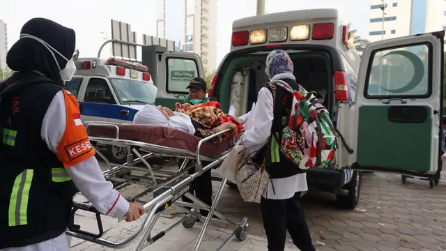 Sebanyak 11 jemaah haji sakit yang dirawat di Klinik Kesehatan Haji Indonesia (KKHI) Makkah dievakuasi ke Madinah menggunakan ambulans. (Nafiysul Qodar/Liputan6.com)